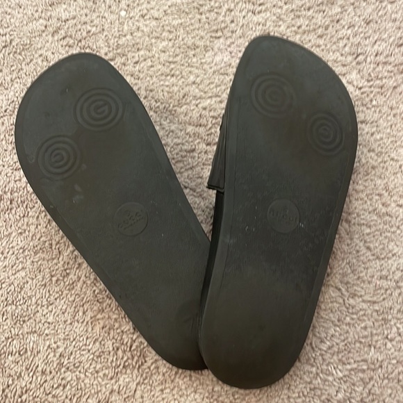Authentic black rubber gucci slides - Picture 3 of 3